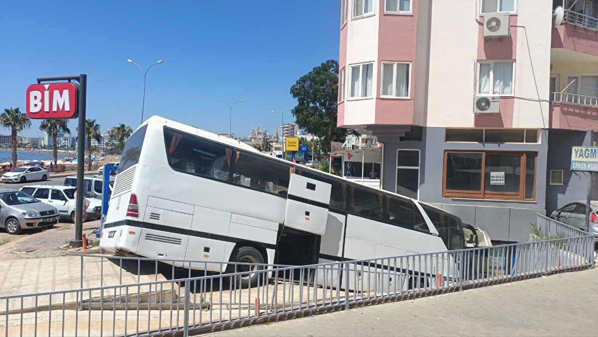 Kaza nedeniyle otomobil hasar gördü, marketin camları kırıldı.<br><br><br>