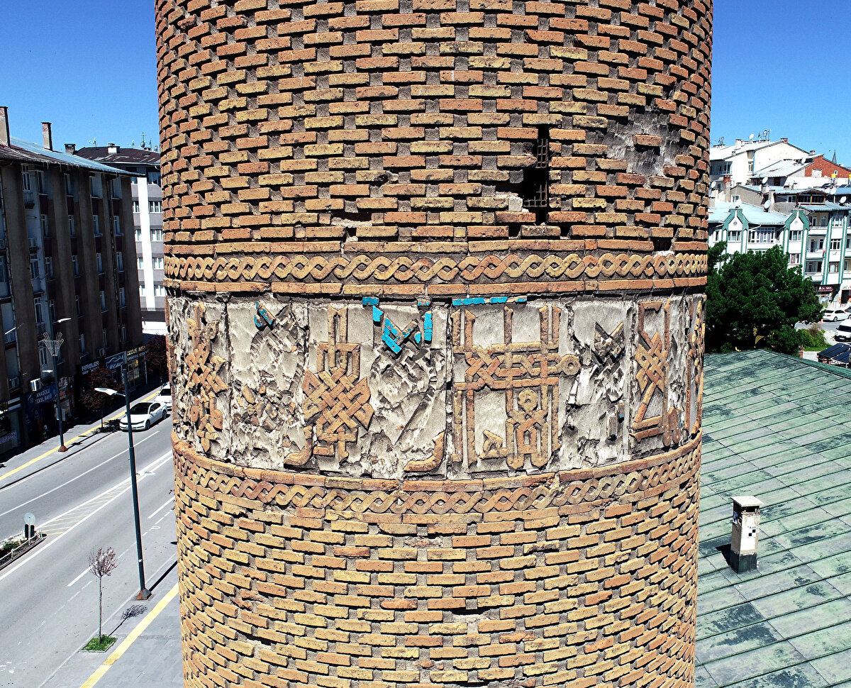 Karaca, minarenin 3 ayrı noktasındaki yazıların tümünün yeniden yerine orijinal hali ile konulacağını belirterek, "İnşallah o yazılar şu anda kurulumuza görüşmek üzere ele alındı. Onların kazandırılması noktasında restorasyon çalışması başladığı an, ilk önce o yazıları kurtarmış olacağız. Minarenin şerefe kısmında Arapça, 'Mülk Allah'ındır', ortadaki kuşakta ise 'Allah'tan başka ilah yoktur. Hazreti Muhammed Allah'ın peygamberidir, Muhammed içinizden hiçbirinizin babası değildir' yazmaktadır. Alt kısımda ise kısa, uyarıcı ve vurgulu yazılar var. Bir de tabii kendi dönem içerisinde bunların 'kufi' tekniği dediğimiz yazılar kullanılmış. İlimizde hattat Cafer Kelkit ile başlattığımız çalışma ile neticeye doğru ilerliyoruz." diye konuştu<br>