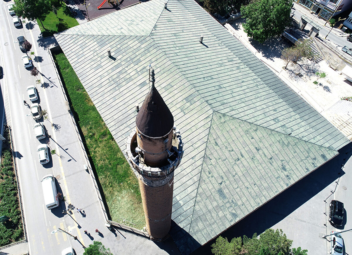 "BULUNMASAYDI BÜYÜK EKSİKLİK"<br>Vakıflar Sivas Bölge Müdürü Cemal Karaca, çok önemli bir çalışmanın tamamlandığını belirterek, "Bu müjdeli bir haber aslında. Bazen tarihi binaların veya bu vakıf eserlerinin hayat bulması noktasında karşımıza ne çıkacağını bilmiyoruz. Başlangıcında karşımıza minarede bulunan ve kaybolmaya yüz tutmuş ecdadın yapmış olduğu kufi yazılar çıktı. Bu müthiş bir tespit aslında. Yazılara gerek şerefe kısmındaki bulunan alt kısımda kaybolan bölümler gerek orta kuşaktaki bölümler, gerekse alt kaidede bulunan yazıların her biri dönem içerisinde yazılmış Selçuklu kufisi dediğimiz üslupla yazılan yazılardır. Böylece bu yazıları görür görmez üst kısımda kaybolanları da bulmak adına yine tekniği açısından kullanıyorum 'bisküvi' dediğimiz, altta kalan harçlardan yola çıkarak, çok kıymetli iki hocamızla bu yazıların hakikatini ortaya çıkardık. Allah'a hamd ediyorum. Bu minare, her halükarda yapılır ve düzeltilir. Ancak bu yazılar bulunmazsa büyük bir eksik ve kayıp olurdu. Bugün mutluluğum kat kat arttı." dedi.