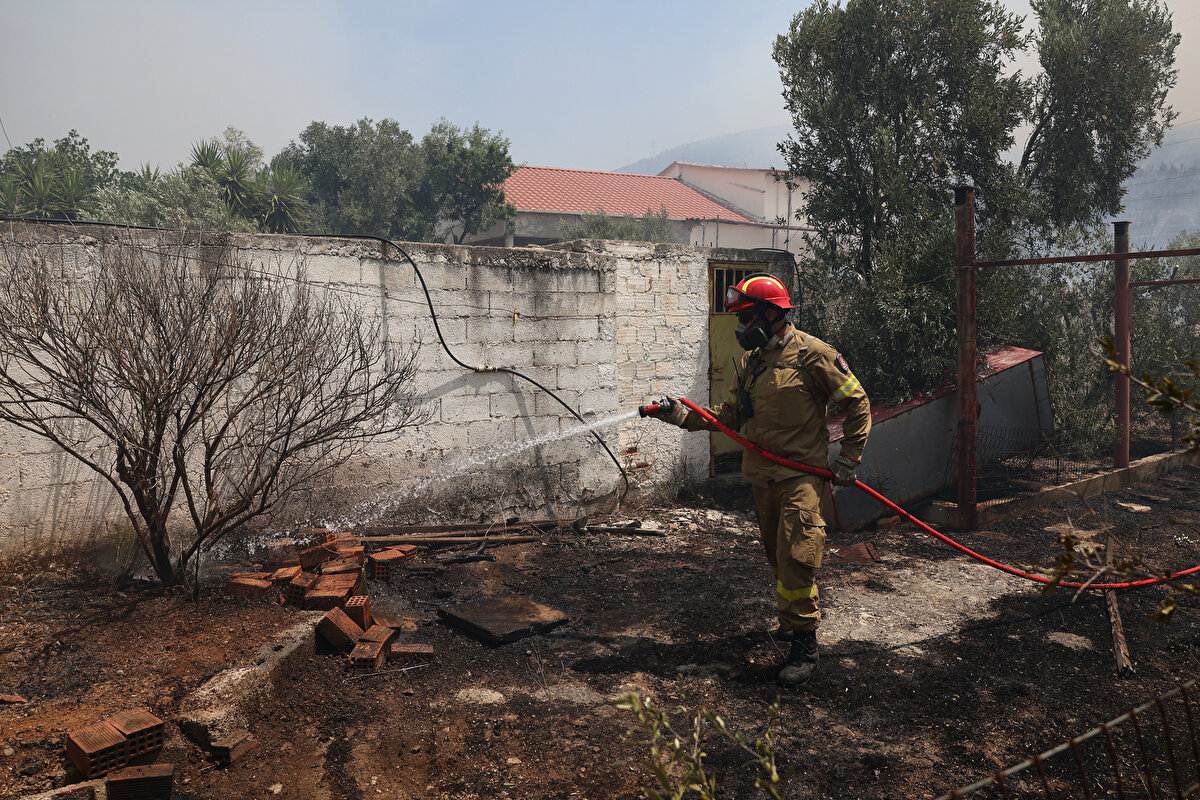 Yunan İtfaiye Servisi’nden yapılan açıklamada, “Tüm ekipler, yangına gece boyunca müdahale etti. Batı Attika’da 5 uçak ve 8 helikopter yangına müdahale ediyor. Loutraki’deki yangına ise 4 uçak, 3 helikopterle müdahale ediliyor. Attika'da, Orta Yunanistan, Mora Yarımadası, Girit, Kiklad Adaları ve Kuzey Ege'de çok yüksek bir yangın riski beklenmektedir. Hem itfaiye hem de ilgili tüm Sivil Koruma kurumlarının güçleri olarak hepimiz teyakkuz halindeyiz” denildi.<br><br>