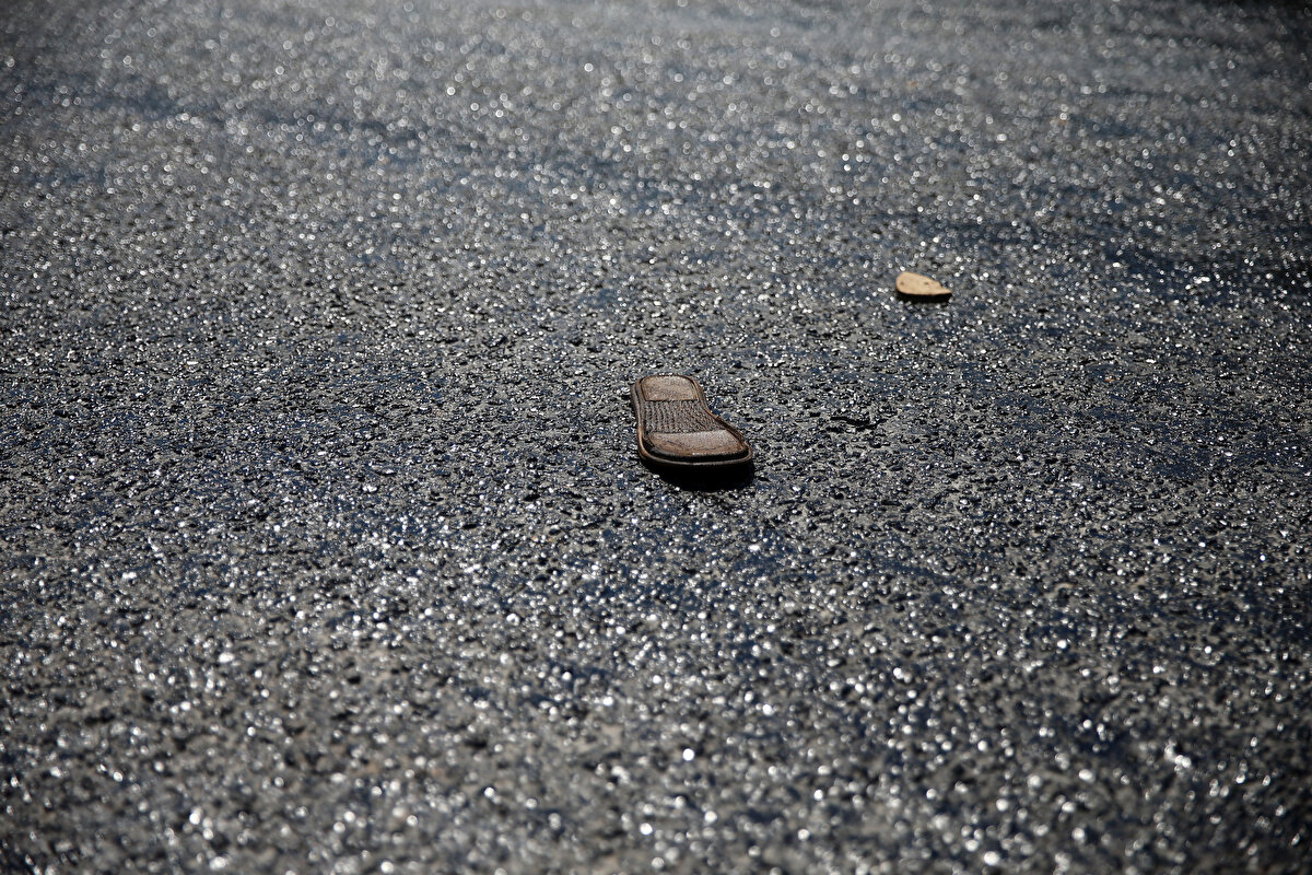 Kuşadası`nda Davutlar yolunda asfalt eridi. Eriyen asfalttan yolun karşısına geçmek isteyen vatandaşlar, zor anlar yaşadı. Bazı vatandaşların terliği, eriyen asfalta yapıştı.<br>