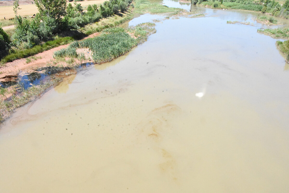 Sivas Valiliği, Kızılırmak'ın yüzeyinde oluşan kirlilik hakkında açıklama yaptı.<br><br>Valilikten yapılan yazılı açıklamada, bazı basın yayın ve sosyal medya haber sitelerinde yayımlanan "Kızılırmak yüzeyinde korkutan kirlilik görüntüsü" başlıklı habere istinaden basın açıklaması yapılması gereği duyulduğu belirtildi.