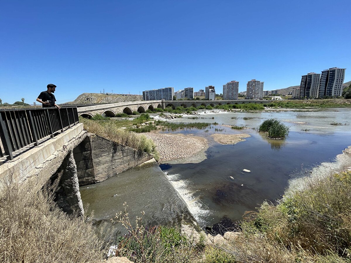 Polis eşliğinde ırmak kıyısına gelen ekipler inceleme başlatırken, suyun yüzeyindeki kirli tabakadan da tahlile gönderilmek üzere numune alındı.<br><br>