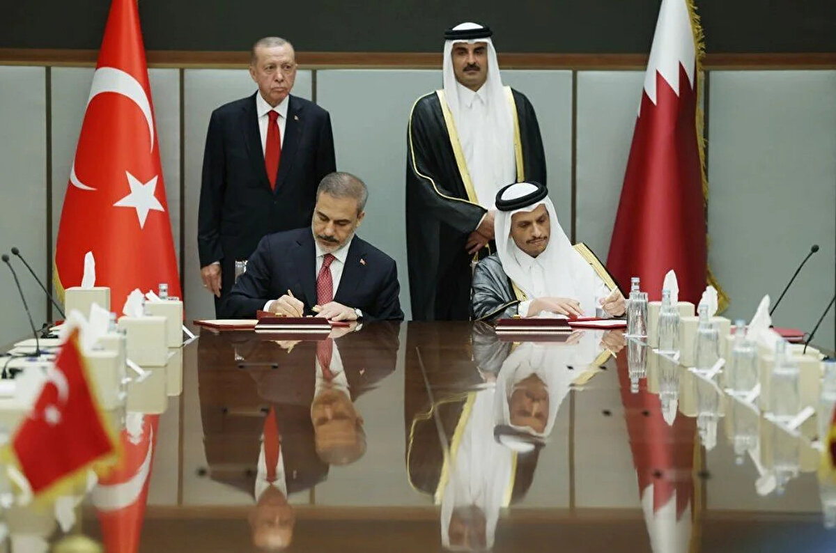 Ortak bildiride, gücünü tarihin derinliklerinden alan köklü kültürel, sosyal ve dini bağların, iki ülke halklarını da bir araya getirdiği vurgulanarak, şu ifadelere yer verildi:<br><br>"Katar tarafından benzeri görülmemiş bir başarıyla düzenlenen FIFA Dünya Kupası Katar 2022 ile ilgili olarak Türkiye, güvenlik desteği sağlamanın yanı sıra, başta müteahhitlik ve otelcilik olmak üzere çeşitli alanlardaki şirketleri ve uzmanları aracılığıyla turnuvanın başarısına değerli katkılar sağlamıştır. Siyasi, diplomatik, ekonomik ve ticari alanlardaki stratejik ilişkilerimiz ve ikili işbirliğimiz temelinde ve iki ülkenin bilge liderlerinin direktifleri doğrultusunda, iki kardeş ülke ve halkların yararına ikili ilişkilerin güçlendirilmesinin sürekliliğini sağlamak için çeşitli alanlarda koordinasyon sağlamak üzere ortak çabalarımızı sürdürme kararlılığındayız."