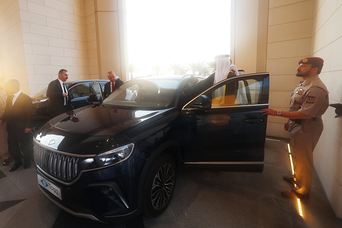 Görüşmelerden önce Erdoğan, Al Sani'ye "Gemlik mavisi" renkteki Togg'u hediye etti, iki lider Lusail Sarayı'nın avlusunda bir süre Togg'u inceledi.<br><br>