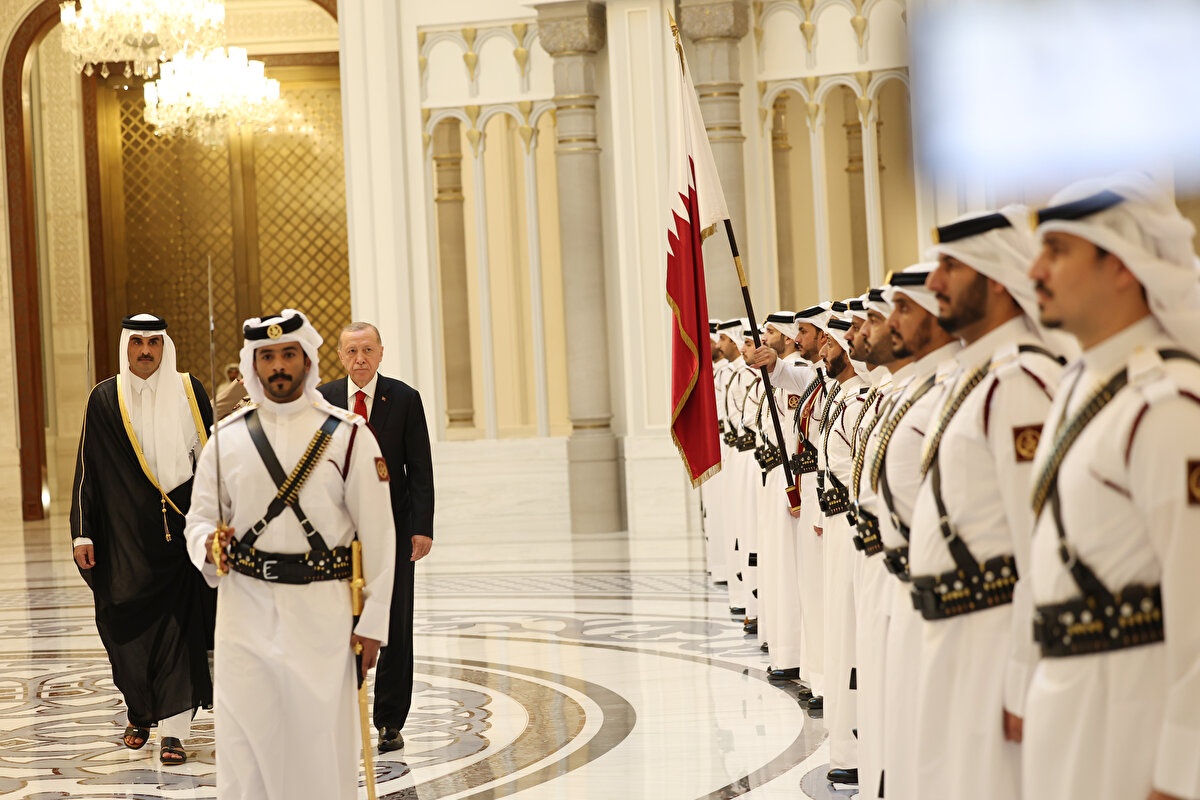 Cumhurbaşkanı Erdoğan ve Al Sani'nin tören alanındaki yerlerini almasının ardından iki ülke milli marşları çalındı.<br><br>