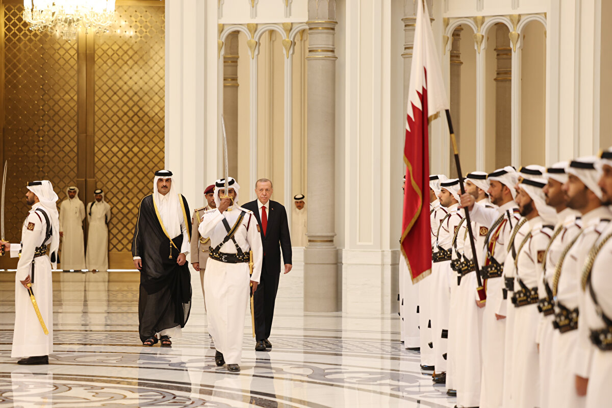 Al Sani ile tören kıtasını denetleyen Erdoğan, askerleri selamladı. İki ülke heyetlerinin takdiminin ardından Erdoğan ve Al Sani, baş başa görüşmeye geçti.<br><br>