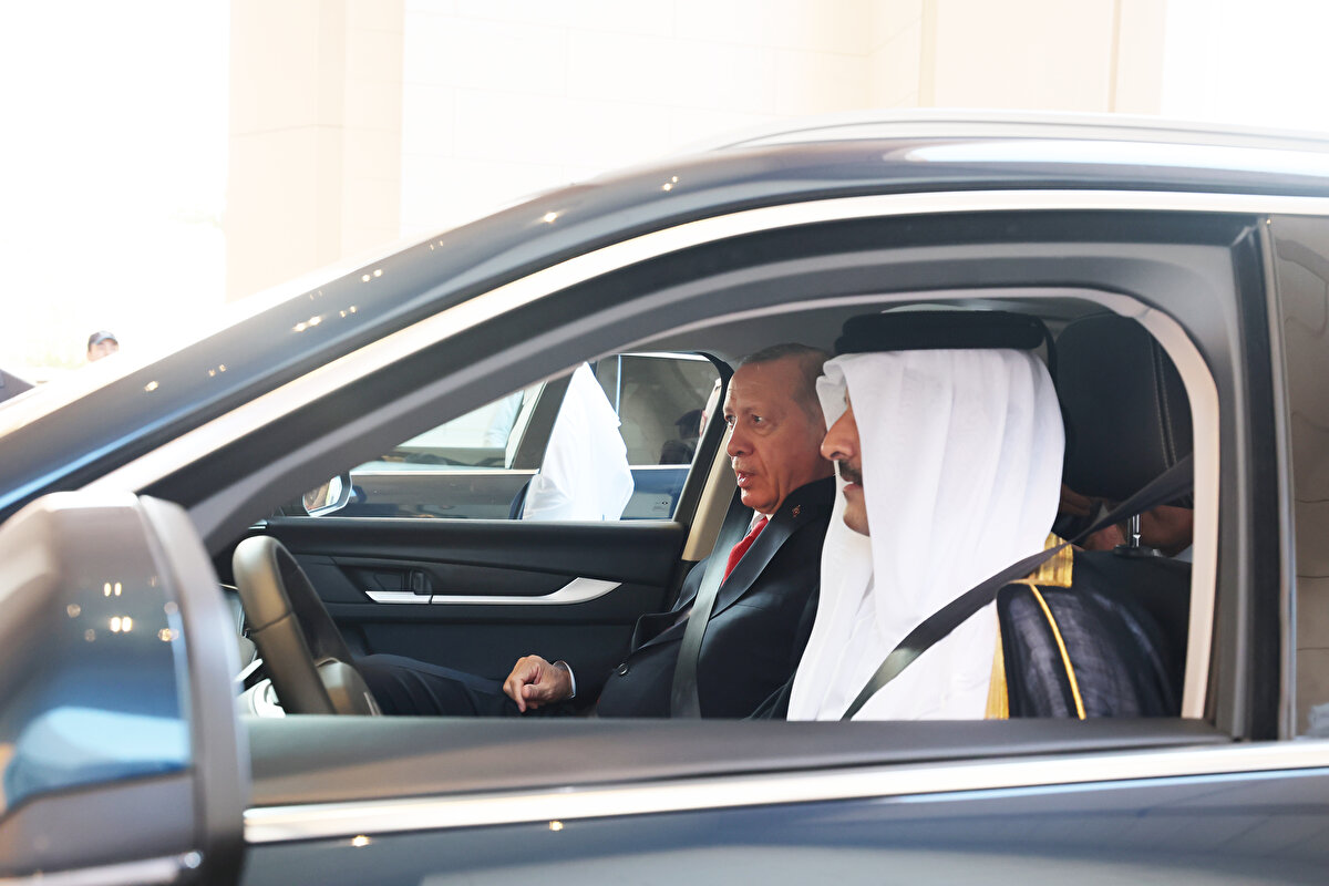 Erdoğan, baş başa görüşmenin yapıldığı binaya, Al Sani'nin kullandığı Togg ile geçti.<br><br>