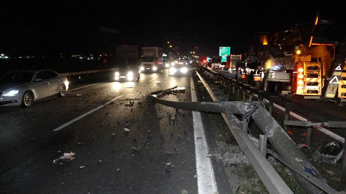 Ankara yönüne giden Yusuf Çelikkol idaresindeki 47 AAL 408 plakalı kıyafet yüklü TIR, virajı döndüğü sırada yükünün dengesi bozuldu.<br>