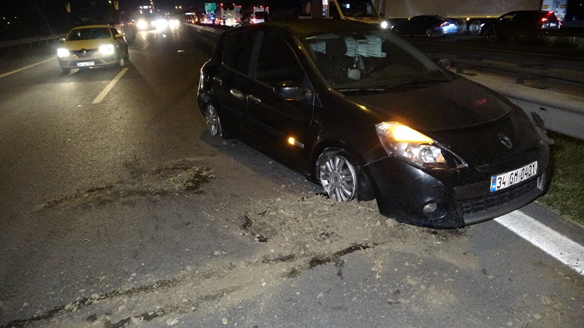 Kazayı gören diğer sürücülerin ihbarı üzerine bölgeye polis ve acil sağlık ekipleri geldi. Sağlık ekipleri, kazada yaralanan otomobil sürücüsü Cihan Baykuş ve araçtaki 2 kişiyi olay yerinde yaptıkları ilk müdahalenin ardından ambulanslarla çevredeki hastanelere kaldırdı.<br>