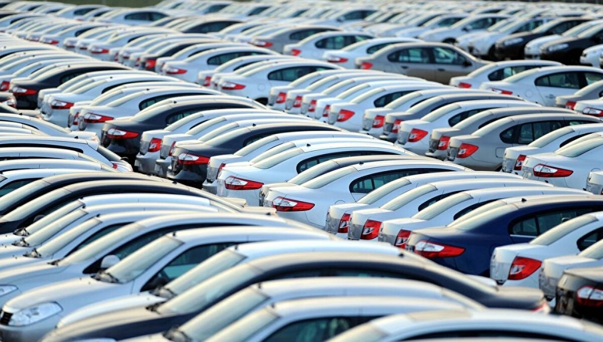 Sıfır kilometre araçlarda stokçuluk yaptığı tespit edilen 13 otomotiv bayisine 15 aykırılıktan 2023 yılı ceza üst sınırından olmak üzere toplamda 66 milyon 879 bin TL idari para cezası verildi.<br><br>