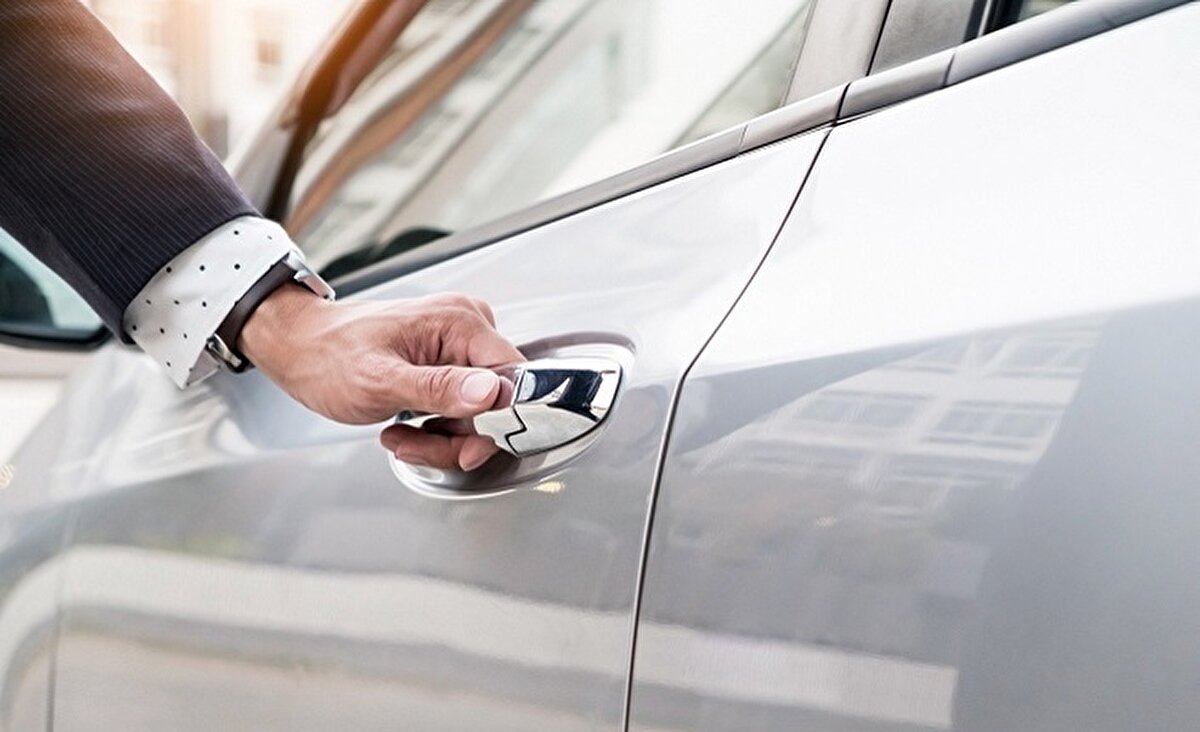 Öte yandan Ticaret Bakanlığı tarafından ikinci el araba satışına ilişkin yapılan düzenlemenin ardından fiyatların düşeceği beklentisi oluştu. Peki araba fiyatları düşecek mi?<br><br>