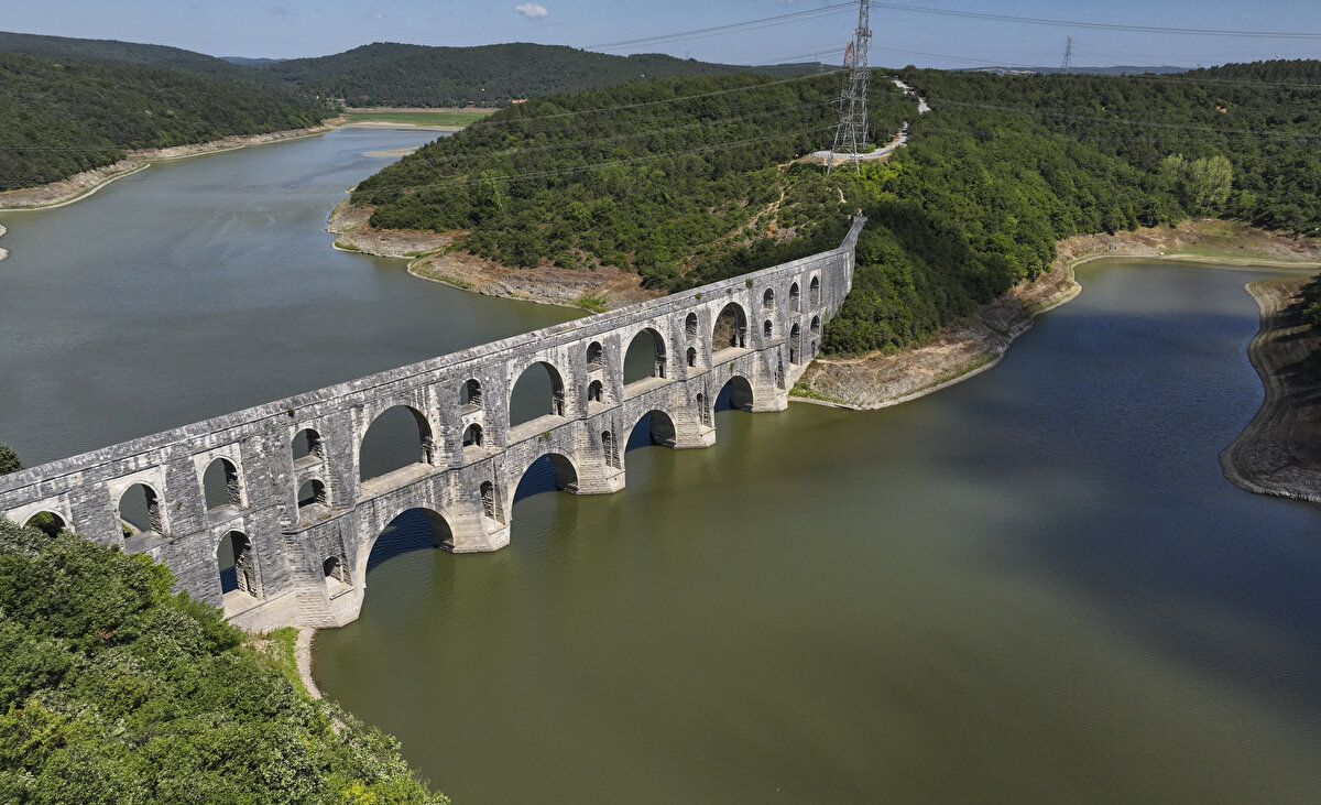 İstanbul Su ve Kanalizasyon İdaresi (İSKİ) verilerine göre, kente su sağlayan, azami 868 milyon 683 bin metreküp biriktirme hacmine sahip baraj ve göletlerdeki su miktarı, 350 milyon 320 bin metreküp seviyesinde bulunuyor.