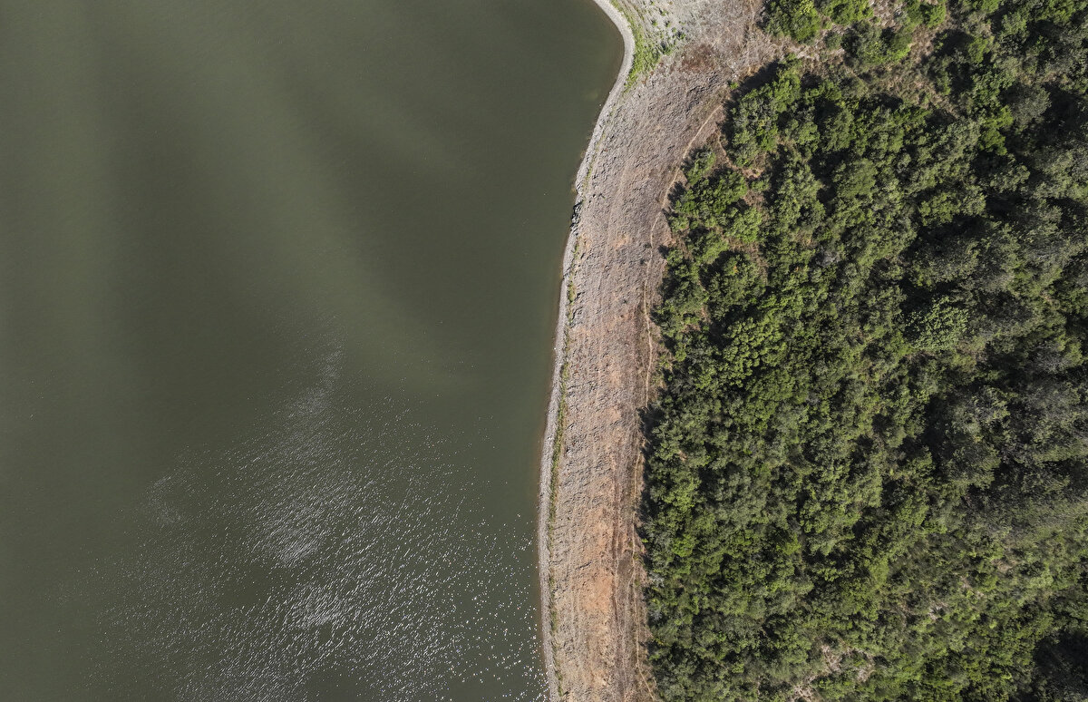 Nüfus artarken su kaynakları aynı kalıyor<br>Boğaziçi Üniversitesi İklim Değişikliği ve Politikaları Uygulama ve Araştırma Merkezi Müdürü Prof. Dr. Levent Kurnaz, AA muhabirine, İstanbul'un gittikçe azalan suyunu idareli kullanmak gerektiğini söyledi.<br><br>Kuraklığa ve barajlardaki su seviyesinin azalmasına rağmen Melen Projesi sayesinde İstanbul'da su kesintileri yaşanmadığını dile getiren Kurnaz, "Melen'den gelen su barajları besliyor. Bu nedenle yakın zamanda bir tehlike görünmüyor. Ama buna dayanarak suyu har vurup harman savurmamak gerekiyor. Suyu dikkatli kullanmamız lazım. Çünkü İstanbul'un nüfusu gittikçe artıyor ve su kaynakları artmıyor." dedi.<br><br>