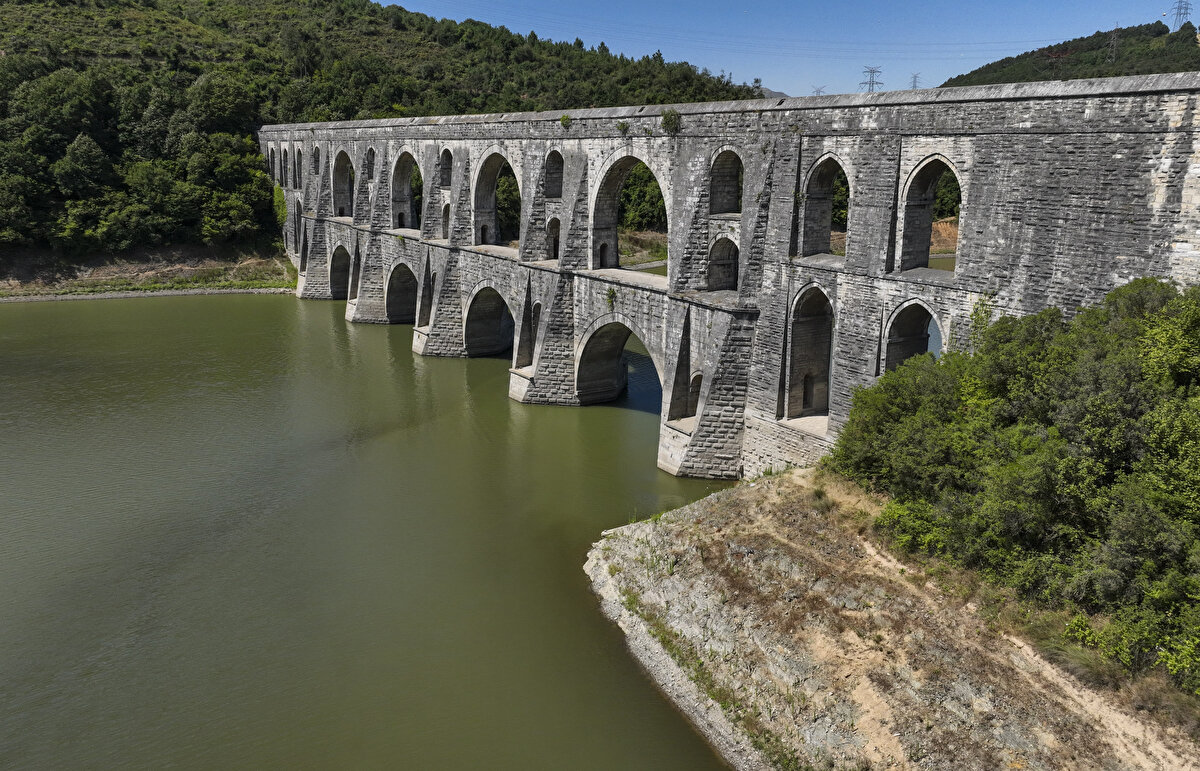 İSKİ tarafından İstanbul'un içme suyu arıtma tesislerinden dün verilen su miktarı, 3 milyon 380 bin metreküp olarak kayda geçti.<br><br>Kente su sağlayan Melen ve Yeşilçay'dan ise 2023'te 456 milyon 830 bin metreküp su alındı.