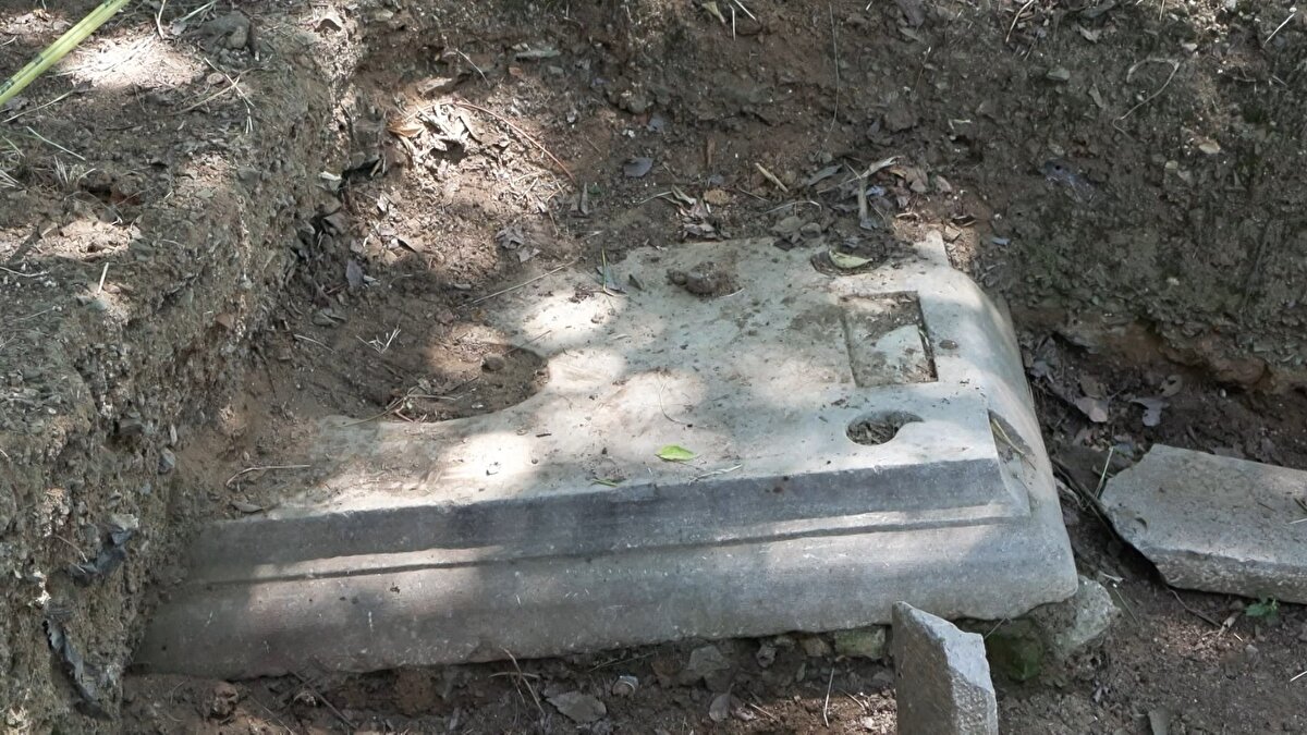 2 yıl önce başlanan çalışmalarda, 160'ın üzerinde mezarın bulunduğu alanda arkeolojik açmalarla 20'nin üzerinde mezar taşı tespit edildi. Hem arkeoloji hem de tarih çalışmalarının devam ettiği alanla ilgili detayları İBB Genel Sekreter Yardımcısı Mahir Polat anlattı. <br><br>