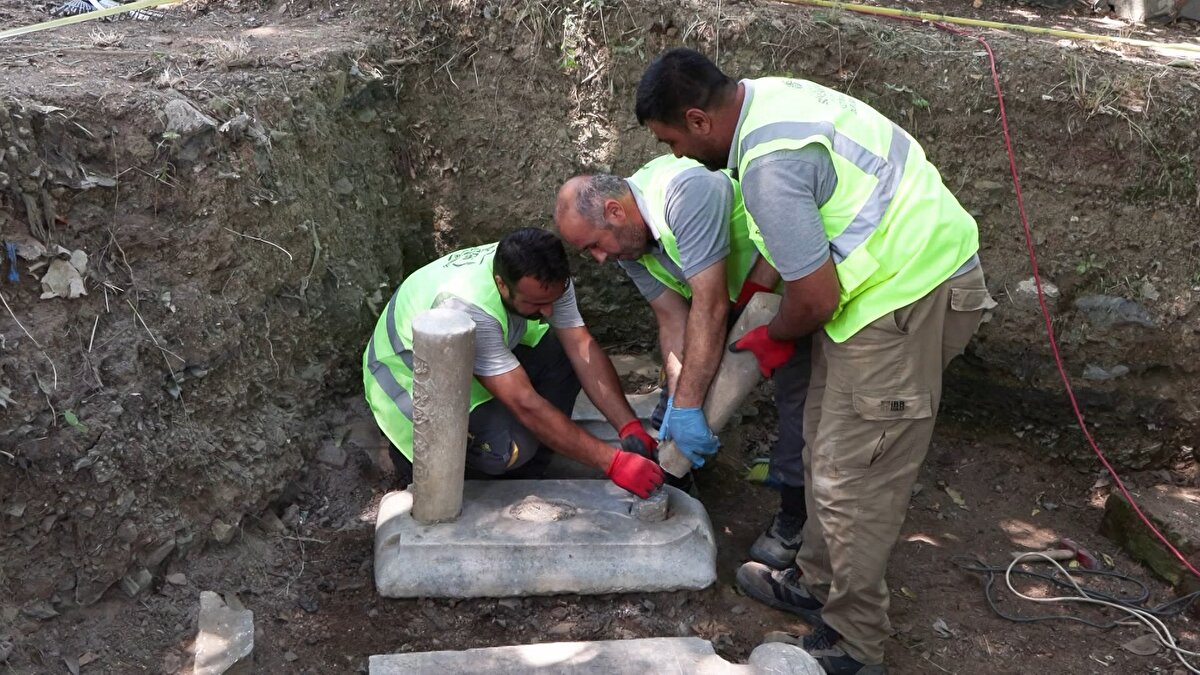 2 METREYE VARAN TOPRAK DOLGUYLA DOLDURULMUŞ <br><br>İBB Genel Sekreter Yardımcısı Mahir Polat alanla ilgili, "Eyüpsultan ilçemiz tasavvuf yaşamının Osmanlı'da tasavvufa ilişkin kültürün ve inançların merkezi olan bir nokta. Doğal olarak dergahların da yoğunlaştığı bir alan. Osmanlı tasavvuf hayatı mutena noktalarda daha çok kent dışında konumlanmıştır. Aynı zamanda Eyüpsultan'ın makamının burada bulunması nedeniyle de çok ayrı bir önemi vardır ve bütün Osmanlı tarihi boyunca bu çevrede tasavvuf erbabı da hem bu yönde hem Sütlüce yönünde hem de Eyüp'ün etrafındaki diğer noktalarda yoğunlaşmıştır. Onlardan çok özel noktalardan bir tanesindeyiz. Taşlıburun Tekkesi, Lagari Tekkesi olarak adlandırılan noktadayız. Bu kent tarihinde çok önemli bir tekke noktası çünkü burada çok farklı dönemlerde, 400 yılın üzerinde bir dönemde tasavvuf yaşamının olduğu bir alan. Ne yazık ki günümüze ulaşamamış bir tekke binası haziresi. 2 büyük adadan oluşuyor. Şu an hazirenin olduğu adanın içerisindeyiz. İstanbul'da kaybolan tekkelerin önemlilerinden bir tanesi. Burası İstanbul'un hafızasında Taşlıburun Tekkesi mevki olarak bilinir; çünkü Gözoğlu Hüseyin Efendi'nin türbesi hemen yolun kenarındadır ve insanlar ziyaretlere devam ederler. Ne yazık ki mezarlık olarak görülen alanın etrafının kapatıldığı nokta 2 metreye varan toprak dolguyla hatta son dönem molozlarla doldurulmuş bir alan. Biraz gözden uzak olduğu için korumadan da uzak kalmış, tahrip edilmiş bir alan" ifadelerini kullandı.<br><br>