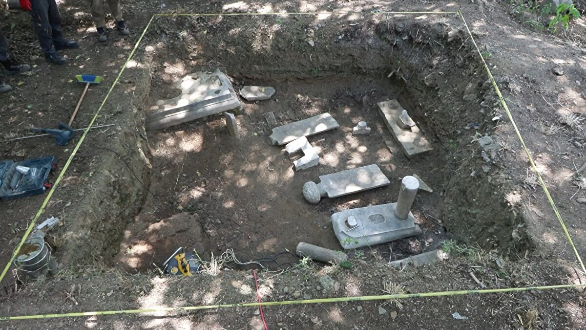 HEM ZİYARET MAKAMI, HEM AÇIK HAVA MÜZESİ<br>Polat, “Çalışmalara 2 yıl önce başladık. Alanda bir hassas arkeolojik çalışma yapıyoruz. Toprak altında buluntuları çıkarıyoruz. Çok kutsal bir alan da olduğu için her çalışmamızı özenle yürütüyoruz. Çünkü kaldırdığımız her noktada küçük küçük dokunarak moloz toprağı ve çöpleşmiş toprağı ilk önce kaldırmamız lazım. Çalışmanın bütün mezarlar ortaya çıkarılıp mezar taşları kurtarılana kadar sürdürülmesi gerekiyor. Ondan sonra da kentin hem bir ziyaret makamı hem de bir açık hava müzesi olarak değerlendirecek kadar değerli bir tasavvuf kültür yansıtan alan olduğunun altını çizmek lazım" dedi. <br><br>HEM ARKEOLOJİ HEM TARİH ÇALIŞMASI YAPILIYOR<br>Polat, “Bu tür alanlarda kurtarma ve restorasyon çalışmaları sürecin size verdikleriyle cevaplanabilir. Biz burada her an bir sürprizle karşılaşabiliyoruz. Arkeolojik alan çalışmasında toprağı açtığınızda çok sürpriz bir mezar taşı, çok özel bir buluntu sizi karşılayabilir ve onun özel ihtiyaçları olabilir. Şu an burada Seyyid Abdülhalim Efendi'nin mezarı burada. O tür mezarları bulduğunuzda onlara daha özenli, daha hassas ve şahsiyet kaydından ötürü de tespit etmeniz gerekiyor. Burada bir taraftan arkeoloji çalışması bir taraftan da tarih çalışması yapılıyor. Bütün bu çalışma bittiğinde bütün buluntuları envanterleyerek kamuoyuna bir katalog halinde yayınlamış olacağız. Peyderpey alanın bittiği kısımları vatandaşın ziyaretine de açık. Biz İBB Miras olarak yaptığımız çalışmaları halkımız istediği zaman düzenli olarak gezdiriyoruz. Bu, burası şu an kapalı ve insanların göremediği bir alan demek değil. Bize başvuran ilgilisi, tarih severler, kültür, inanç ve tasavvuf ehli insanlar başvurduklarında onlara yardımcı olarak alanı gezdirebiliriz" diye konuştu.