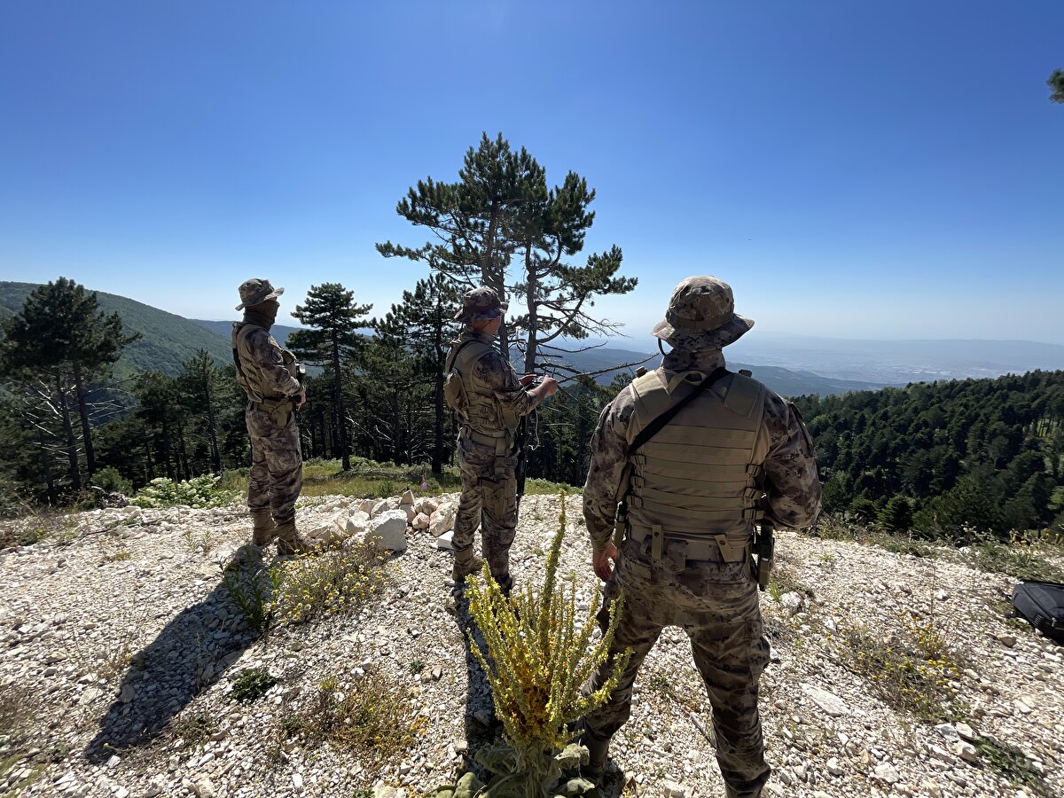 <br>Orman Yangınlarını Önleme ve Mücadele Komisyonunun kararının ardından harekete geçen ekipler, Uludağ Milli Parkı'nda nöbet tutuyor.<br><br>