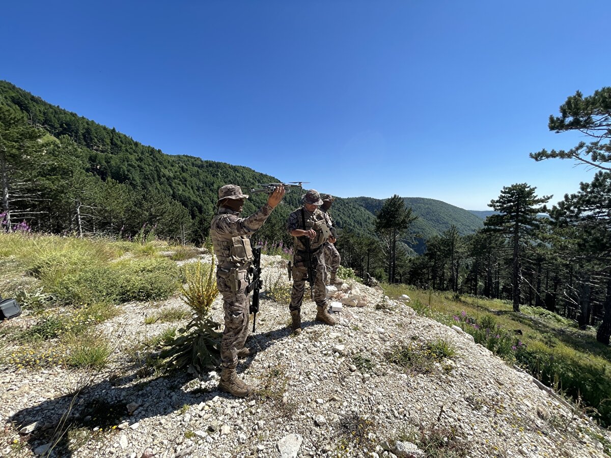 Orman alanlarını dron yardımıyla havadan kontrol eden ekipler, yasak kararından haberi olmadan ormanlara giren vatandaşları uyararak bölgeden uzaklaştırıyor.<br><br>