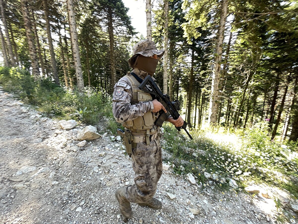 Uludağ'ın farklı bölgelerinde gün içinde devriye gezen ekipler, dürbünlerle de çevreyi gözetliyor.<br><br>