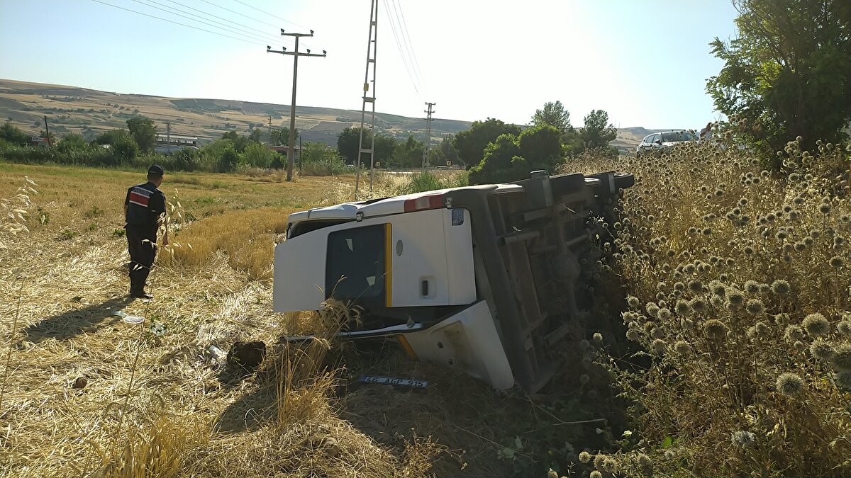Ramazan Önal yönetimindeki 46 AGP 915 plakalı servis minibüsü, kontrolden çıkıp, şarampole devrildi.
