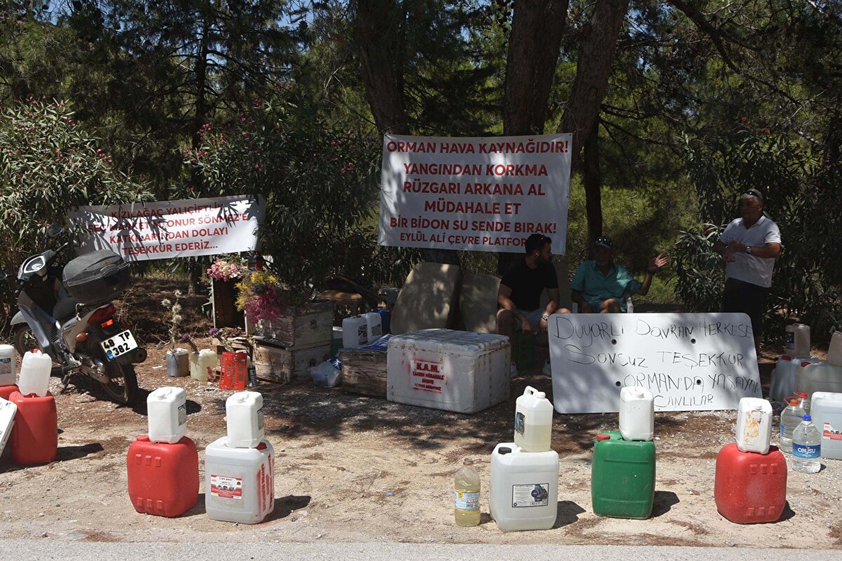 Öte yandan sosyal sorumluluk gönüllüsü 'Eylül Ali' olarak tanınan Ali Bilüç (67) ise panelvan minibüsüne farkındalık için 'Yangın mevsimi geldi. Ormanı yakma, ardından ağlayarak bakma', 'Bir ağaç milyonlarca oksijen üretir', 'Bir litre atık yağ bir milyon litre suyu kirletir', 'Sigarını atma ormanı yakma, kendini de yakma', 'Biz bir bidonla başlattık ormanlarımız yanmasın diye, bir bidon su da size bırakın' yazdırdı. Bunun yanı sıra Bilüç, Kızılağaç-Bodrum kara yolu üzerine yerleştirdiği bidonlar ve pankartlarla farkındalık kampanyası başlattı. 'Bidon getir, soğuk su ikram' adı altında başlattığı kampanya ile kısa süre içerisinde birçok vatandaşın desteğini alan Bilüç, topladığı bidonlara su doldurarak, ormanlara yakın yolların kenarlarına bıraktı.<br>