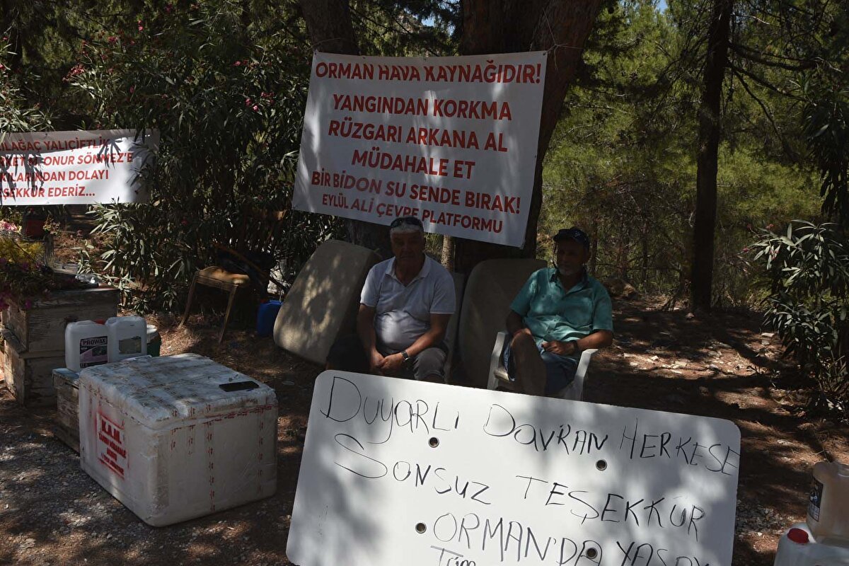 Yangın olduktan sonra böyle bir şey yapıldı. Bunu, bu süreçte bunu erkene almak istedim. Yangınlar olmadan su bidonlarını temin etmeye ve doldurmaya başladık. Toplamda kısa süre içerisinde 140 bidon oldu. Market çalıştıran bir arkadaşımızda, farkındalık yaratmak için bidon getirenlere dağıtılmak üzere meşrubat getirdi" dedi.<br>Farkındalığa destek olan plastik sanatlar sanatçısı Tayfun Ali Kartal ise "Muhtarımız bu konularda iyi çalışıyor ve bu gerekli bir şey. Elimizden geldiğince destek olmaya çalışıyoruz. Bidonları yollara koyuyoruz ve üzerine almayın yazıyoruz. Fark edilmesi için bidonları boyadım. Yol kenarlarına atılmış çok izmarit ve çöp var. Lütfen bunu yapmayalım. Ormanlarımızı koruyalım" diye konuştu.