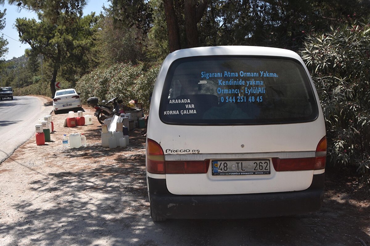 'ORMANIN İÇİNDE BÜYÜDÜM'<br><br>Ormanları korumanın önemine değinen Ali Bilüç, "Yıllarca restoran işletmeciliği yaparken elemanları toplar yangınlara müdahale etmeye giderdik. Bu, ezelden beri içimde var. Orman çocuğuyum. Ormanın içinde büyüdüm. Yangınlarda yanan kuşlar ve hayvanları gördük. Tek bir ağaç bile olsa onu koruyorum. Ağaçları budamaya kıyamazken insanlar yakıyor. 2 yıl önce Bodrum'da meydana gelen yangınlar Ören'e kadar gitti. Ormanlarımız yandı ve daha sonra yol kenarlarında hep su bidonları koydular. 