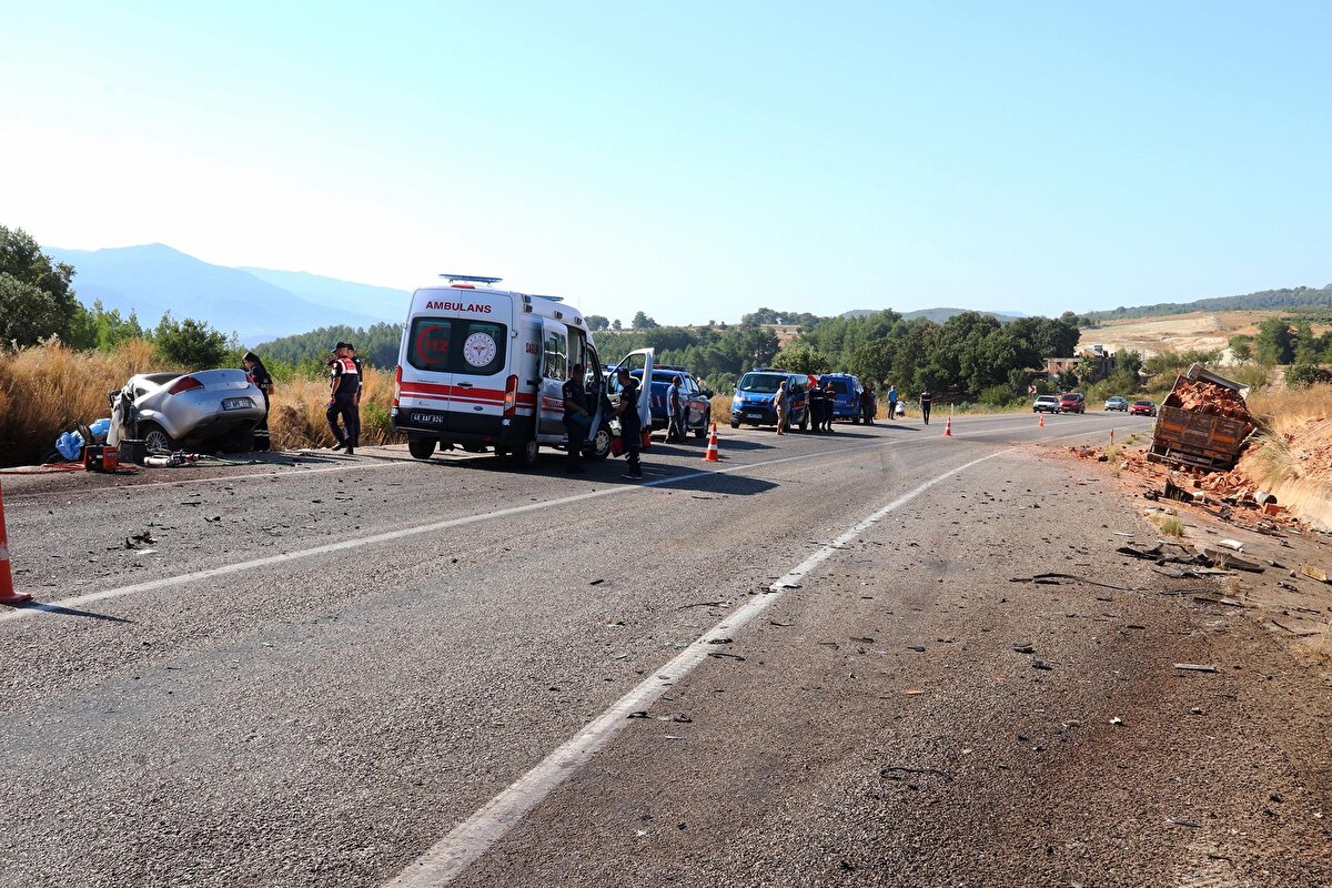 İsmail C.'nin (61) kullandığı 48 GY 343 plakalı tuğla yüklü TIR ile karşı yönden gelen Batuhan Karagül yönetimindeki 07 APF 179 plakalı otomobil çarpıştı. Yoldan geçen diğer araç sürücülerinin ihbarıyla gelen sağlık ekipleri, yaptığı kontrolde arkadaş oldukları öğrenilen otomobil sürücüsü Batuhan Karagül ve yanındaki arkadaşı Aziz Köse'nin hayatını kaybettiğini belirledi.<br>Soruşturma başlatan jandarma, kazayı yara almadan atlatan TIR şoförü İsmail C.'yi gözaltına aldı.