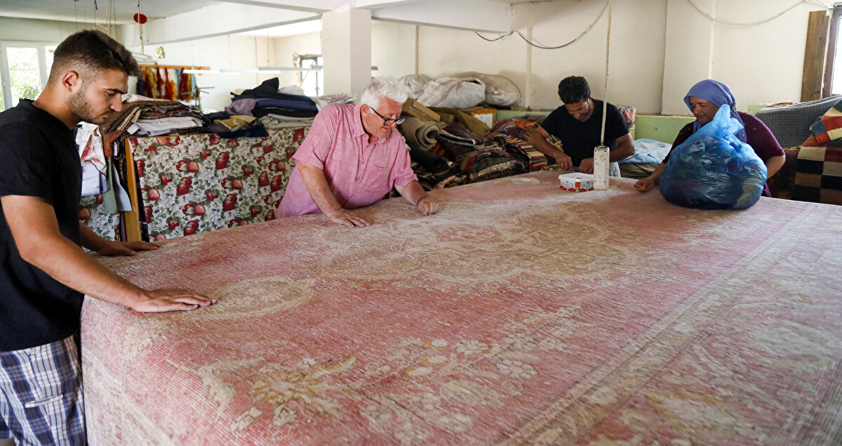 Farklı renk ve desenlerde dokunan yün halılar, yüzlerce dönüm araziye serilip günlerce güneşte bekletiliyor.