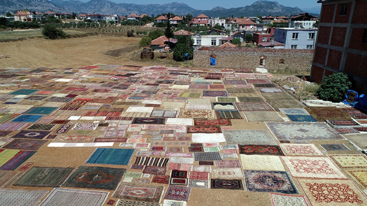 Nem nedeniyle içerilerinde biriken ve zarar veren bakteri ve böceklerden arındırılan halıların renkleri de güneşle birlikte daha pastel tonlara kavuşuyor.