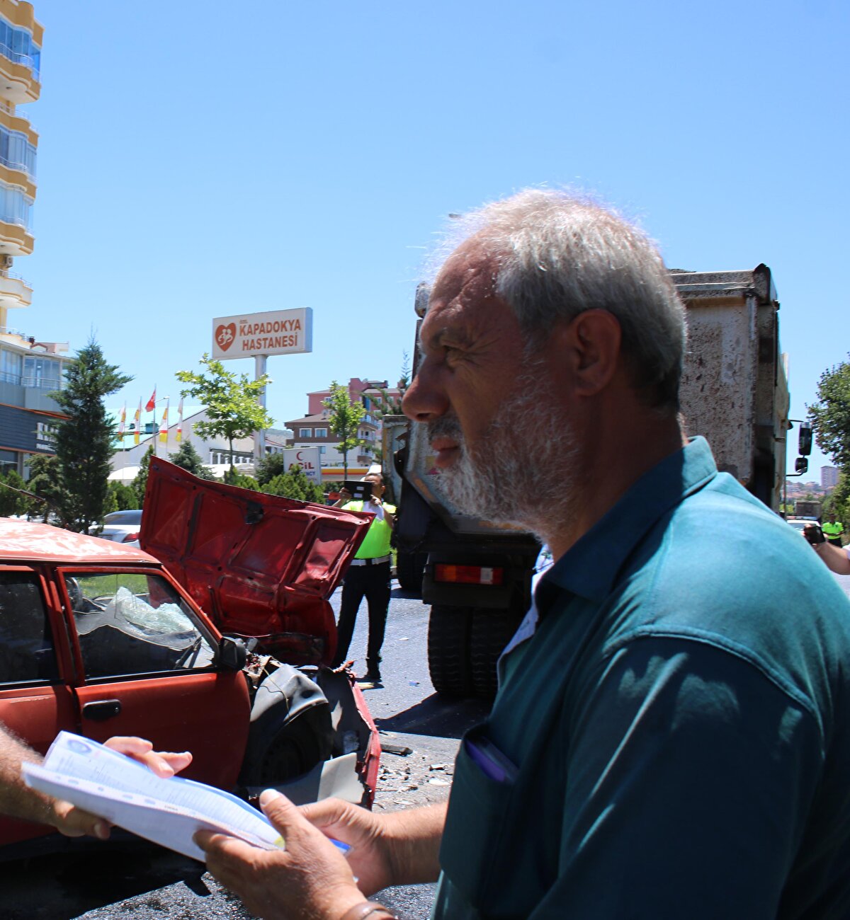 Gelen sağlık ekibinin ilk müdahalesinin ardından yaralılar, çeşitli hastanelere kaldırıldı.