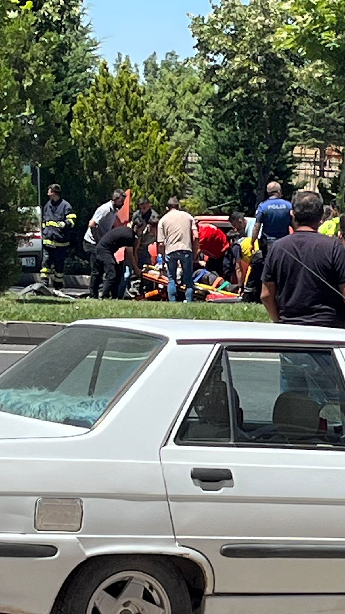 Tedaviye alınan yaralılardan Zafer ve Seyhan Ayan çifti, doktorların tüm çabasına rağmen kurtarılamadı. Ayan çiftinin cenazeleri, otopsi için Nevşehir Devlet Hastanesi'nin morguna kaldırıldı.<br>Yaralı anne ve bebeğinin tedavisinin devam ettiği öğrenilirken, kazayla ilgili başlatılan soruşturma sürüyor.