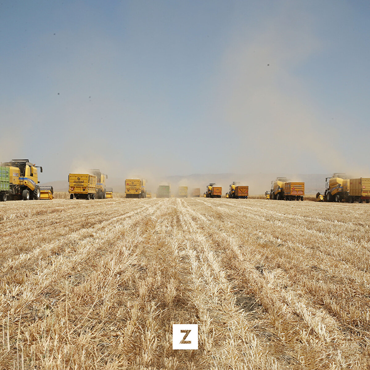 Törende biçerdöver kullanan Vali İlker Gündüzöz, devlet olarak her zaman çiftçinin yanında olduklarını söyledi.