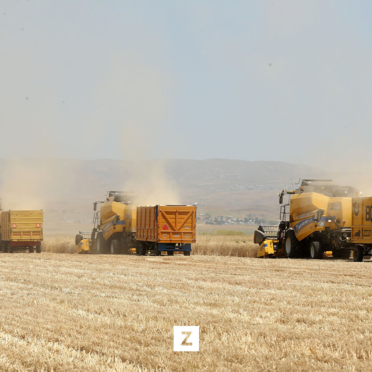 Muş Ovası'nda 1 milyon 800 bin dekar alanda ekimi yapılan hububatın hasadına başlandı. Tarım ve Orman İl Müdürlüğü tarafından Yıldız Alparslan Tarım İşletmesi'nde "Altın Başakların Hasadı ile Muş Ovası'nda Yüzler Gülüyor" sloganıyla hasat töreni düzenlendi.​<br>