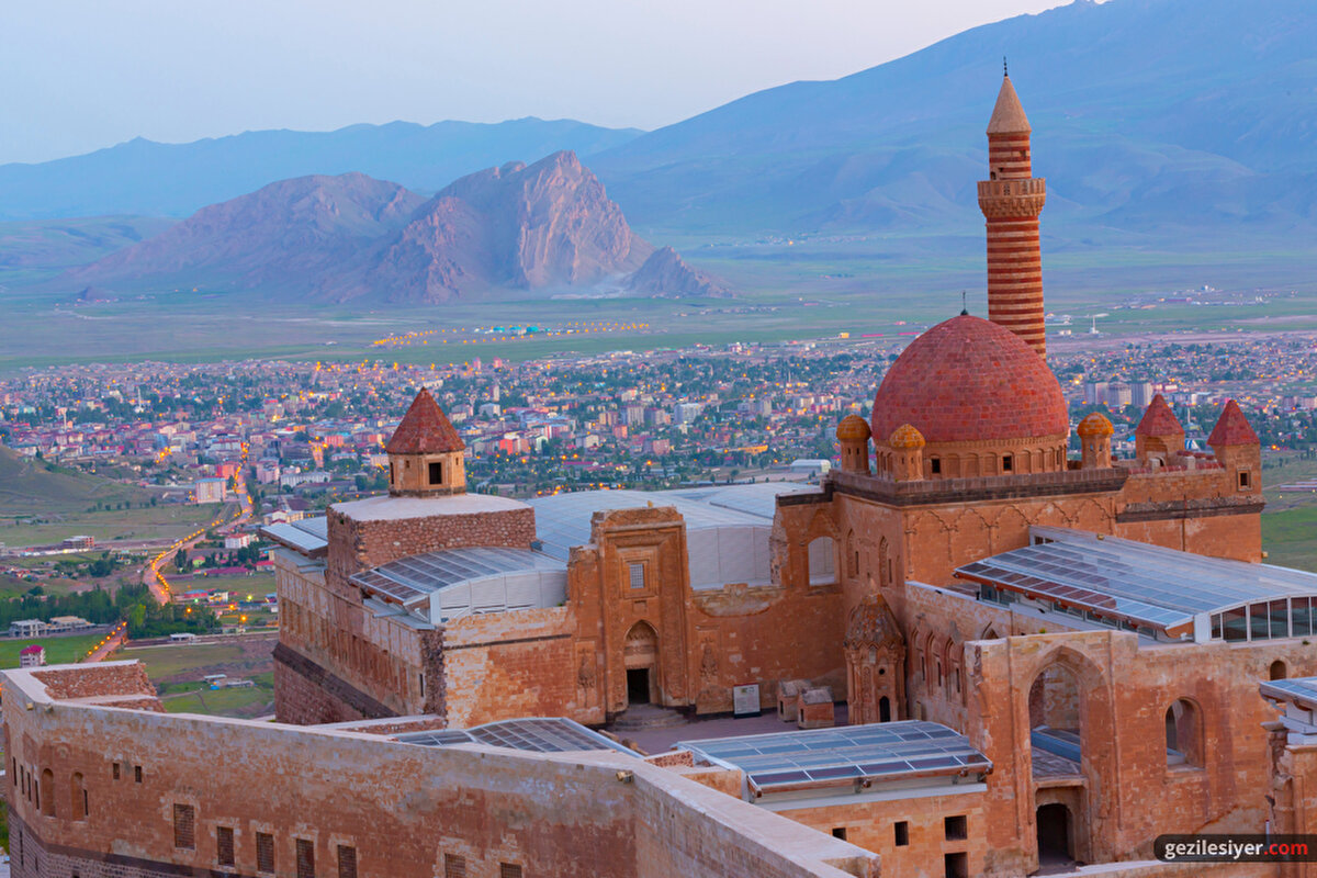 ESKİ<br><br>Doğubeyazıt<br><br>GÜNCEL<br><br>Doğubayazıt<br>