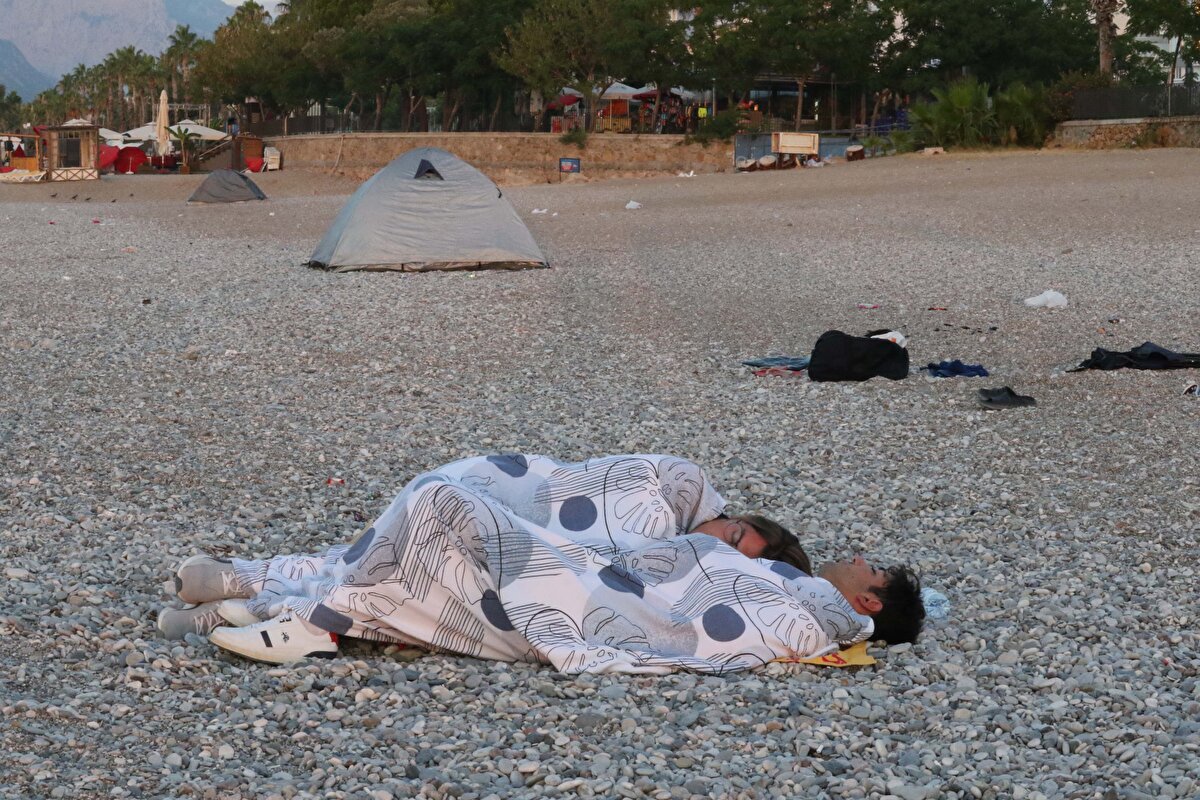 Konyaaltı sahiline gelenlerden bazıları çadır kurarken, bazıları da çakıl taşları üzerine serdikleri hasır ya da battaniyelerin üzerinde uyumayı tercih etti. Gece saatlerinden itibaren sahile gelen vatandaşlar buldukları her noktada uyumayı tercih etti. Bazı vatandaşlar ise sabahın ilk ışıklarında arkadaş gruplarıyla denize girip suyun tadını çıkardı.<br><br>