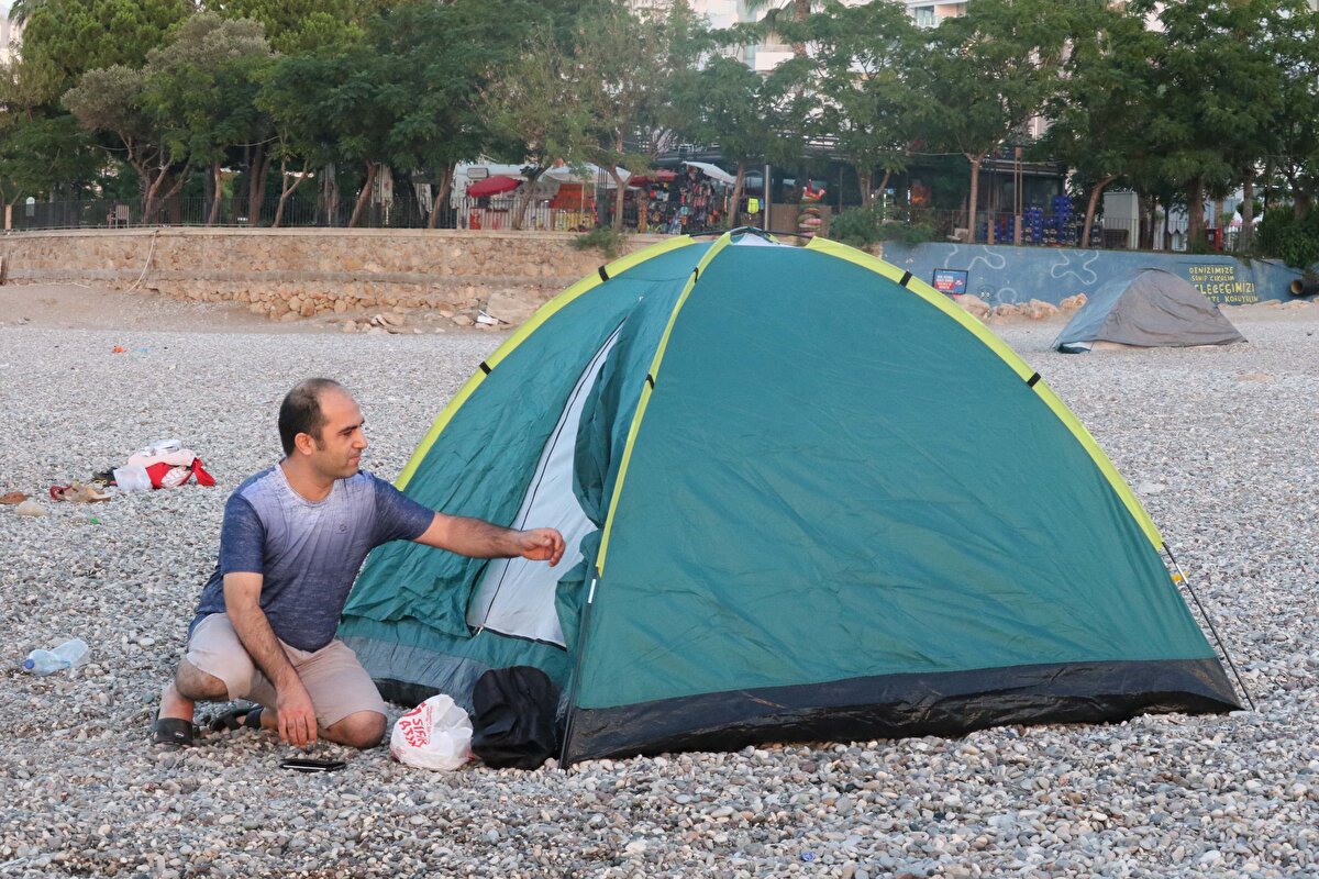 Kardeşiyle gece Konyaaltı Sahili'ne geldiklerini, çadır kurup uyuduklarını anlatan Fatih Sarıkaya, 'Günün yorgunluğunu atmak için kardeşimle buraya geldik. Güzeldi, deniz de ılıktı. Yorgunluğu attık, tatil gibi geldi. Sahilde uyumak güzel, bize tecrübe oldu. Bundan sonra da geleceğiz. Gece de gündüz de sahil kalabalık dedi.<br><br>