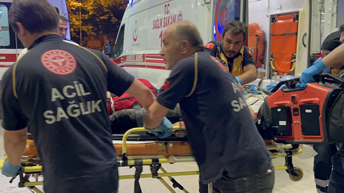 Dün gece saat 01.20 sıralarında İnegöl'den Bursa kent merkezi istikametine seyir halinde olan Bayram Uras (41) yönetimindeki otomobil, aynı yönde ilerleyen ve akaryakıt istasyonuna giriş yapmak için yavaşlayan Uğur Can Uras (22) yönetimindeki tıra arkadan çarptı. Çarpmanın şiddetiyle tırın altına giren otomobilin sürücüsü Bayram Uras araçta sıkıştı. Kazayı gören çevredekiler yaralı sürücünün yardımına koşarken durumu sağlık ekiplerine bildirdi. İhbar üzerine olay yerine çok sayıda polis, itfaiye ve sağlık ekibi sevk edildi.