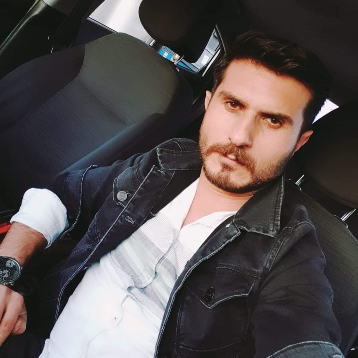 Araçtan kurtarmaya çalıştığı otomobil sürücüsünün kuzeni olduğunu gören tır sürücüsü Uğur Can Uras sinir krizi geçirdi. Polis ekiplerince sakinleştirilen tır sürücüsü Uras, ifadesi alınmak üzere polis merkezine götürüldü.<br><br>