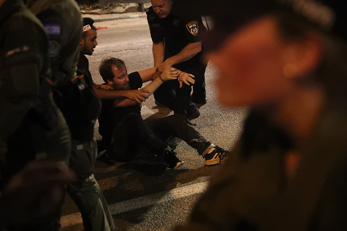 İsrail ordusu, göreve çağırıldıklarında bunu reddeden yedek askerlerin disipline sevk edileceğini veya görevden uzaklaştırılacaklarını ancak görevi bırakma tehdidinde bulunan askerlerle ilgili işlem yapılmayacağını bildirmişti.<br><br>Ülkede kadın ve erkekler için 3 yıl süreyle zorunlu askerlik hizmeti bulunuyor. Zorunlu askerliğini tamamlayan İsrailliler, gönüllülük esasına göre uzmanlıklarına bağlı her yıl düzenli olarak ordu talimine çağrılıyor.<br><br>Ancak savaş pilotları ve diğer elit birliklerin yıl içinde daha sık eğitime ve operasyonlara katıldığı belirtiliyor.