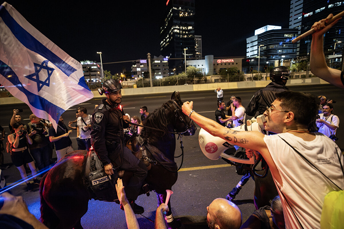 Hükümetin yargı düzenlemesiyle "güçler ayrımı arasındaki dengesizliği düzeltmek istediğini" dile getiren Netanyahu, "İsrail bir demokrasi ülkesi olarak kalacak, Yahudi şeriatına göre yönetilmeyecek, insan haklarını koruyacak. Bu yasa tasarısı demokrasiyi güçlendirecek." dedi.<br><br>