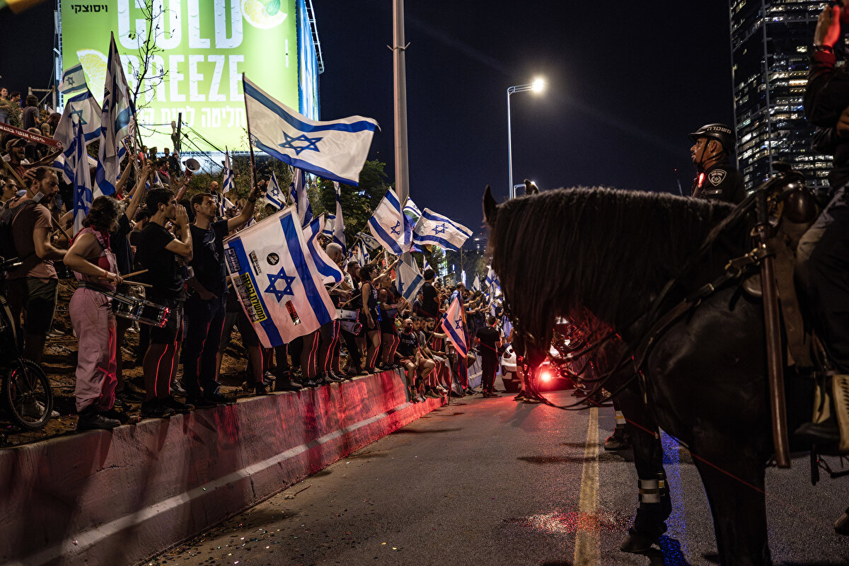 Netanyahu, hükümetin yargı düzenlemesine karşı sivil itaatsizlik eylemi düzenleyenleri ise eleştirdi.<br><br>İsrail ordusunda hükümetin bu adımına karşı görevini bırakacağını açıklayan yedek askerlere de seslenen Netanyahu, "İleri bir demokraside askeriye ordunun emri altındadır. Hiçbir devlet bunu kabul edemez." diye konuştu.