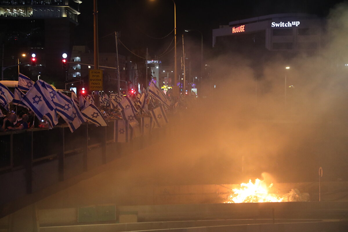 İsrail medyasına göre, aralarında savaş pilotları, denizaltı subayları, hava trafiği kontrolörleri, elit komandolar, sağlıkçıların da yer aldığı 4 binden fazla yedek asker, hükümetin yargı düzenlemesine devam etmesi durumunda gönüllü hizmeti bırakacağını duyurmuştu.<br><br>Genelkurmay Başkanı Herzi Halevi, yedek askerlerin gönüllü hizmeti bırakmasının ordunun "teyakkuzuna zarar verdiğini" açıklamıştı.