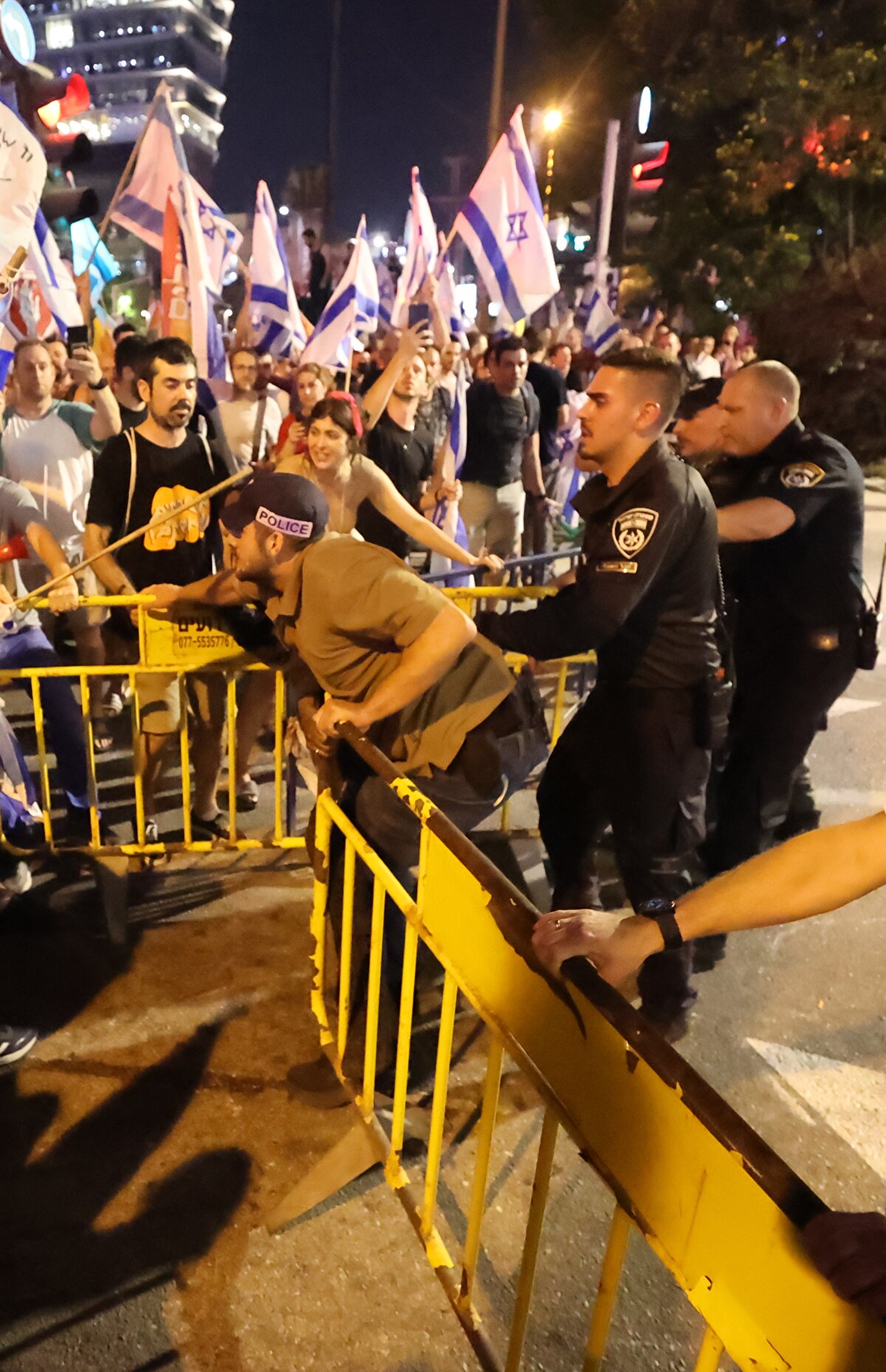 Hükümet, muhalefetle müzakerelerin tıkanmasının ardından yakın zamanda yargı düzenlemesi kapsamında yeniden düğmeye basmıştı.<br><br>Hükümet karşıtı protesto hareketi de iktidarın bu adımına karşı ülke genelinde protestolar ve sivil itaatsizlik eylemlerini artırmıştı.<br><br>