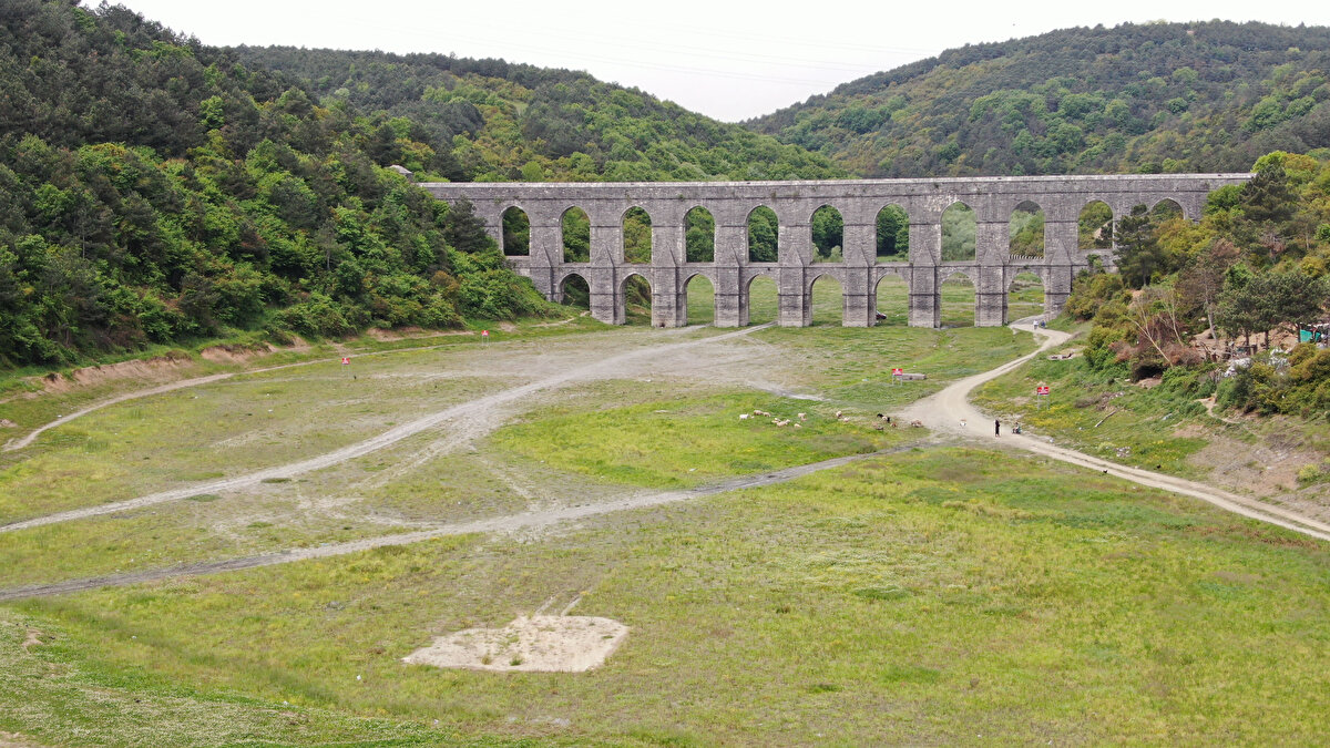 İstanbul'a su sağlayan iki baraj ise adeta kurudu. Kazandere Barajında su seviyesi yüzde 7.09 olarak ölçülürken, Papuçdere barajında su seviyesi 4.51 olarak kayıtlara geçti.<br><br>