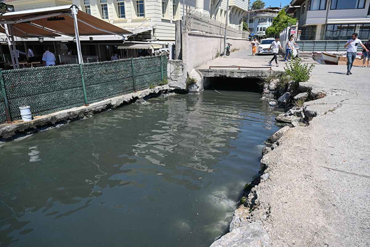 Denize girmek için havlusuyla gelen Emre Değirmenci ise kanaldaki bu kokuyu alınca daha uzak bir noktada yüzeceğini belirterek "Bu şekilde suyun direkt buraya verilmesi... İki ay sonra yine müsilajdır, bilmem nedir. Buna bir ıslah yapılması lazım." ifadesini kullandı.