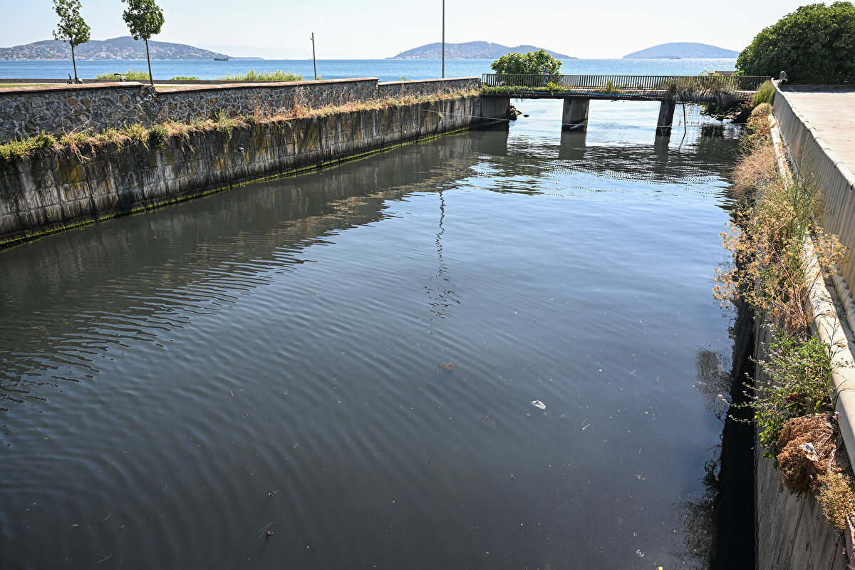 Sahilde arkadaşlarıyla bisiklet turu yapan bir gençler, dereden kanalizasyon geçtiğini bildiklerini, kötü koku nedeniyle mide bulantısı yaşadıklarını dile getirdi.