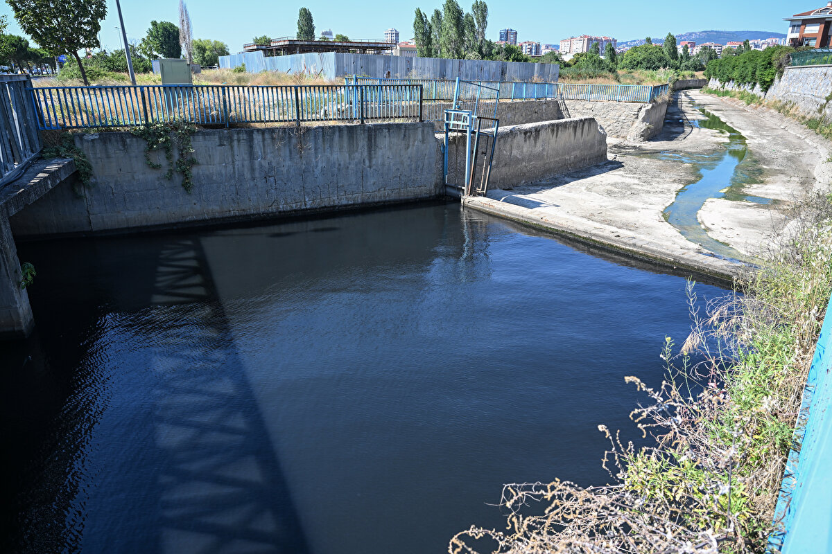 Anadolu Yakası'ndan Boğaz'a dökülen, Üsküdar ve Beykoz sınırındaki Küçüksu ve Göksu derelerinde durum Bekar Deresi'ndeki gibi olmasa da buradaki su da koyulaşırken yer yer çamur renginde akıyor.